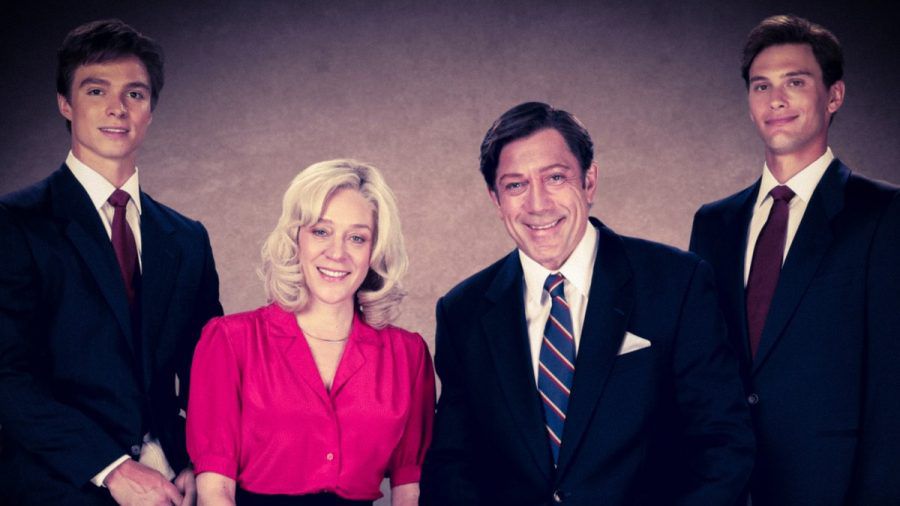 Die Familie Menendez in der neuen Staffel von "Monster": Nicholas Chavez, Chloë Sevigny, Javier Bardem und Cooper Koch (v.l.n.r.). (lau/spot)