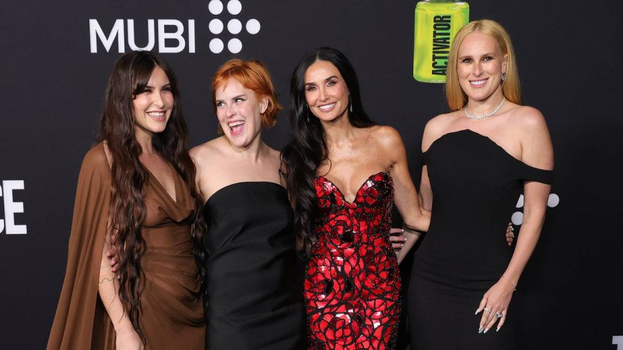 Drei Engel für den Hollywoodstar: Scout Willis (v.l.), Tallulah Willis, Demi Moore und Rumer Willis hatten bei der Veranstaltung am 16. September sichtlich Spaß. (ae/spot)