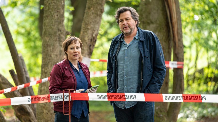 "Tatort: Ad Acta": Franziska Tobler (Eva Löbau) und Friedemann Berg (Hans-Jochen Wagner) am Tatort. (eyn/spot)