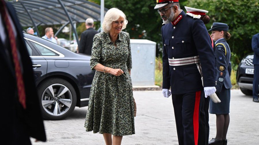 Königin Camilla wird zu ihrem Besuch in Bath empfangen. (wue/spot)