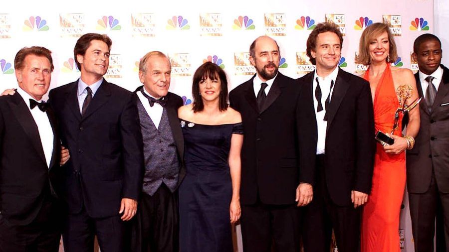 Martin Sheen (ganz links) und weitere Cast-Mitglieder der Serie "The West Wing" werden im Weißen Haus eine Reunion feiern. (the/spot)