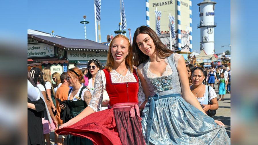 Promi-Töchter im Dirndl-Fieber: Boris Beckers Tochter Anna Ermakova (li.) feierte ausgelassen mit Gloria-Sophie Burkandt, dem Töchterlein von Markus Söder. (tj/spot)