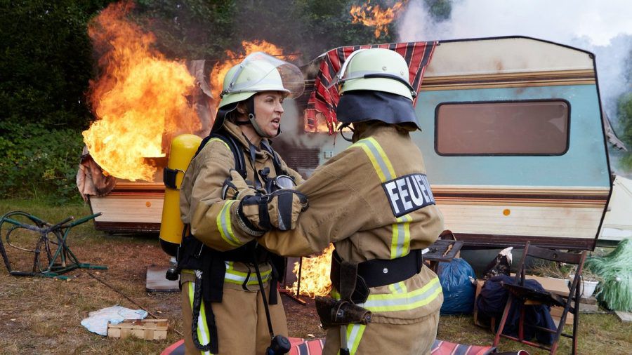 "Feuerwehrfrauen: Heim gesucht": Meike (Katja Danowski, l.) hält Anja (Nadja Becker) zurück, die  noch einmal zum Brandherd möchte. (hub/spot)