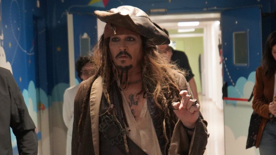 Johnny Depp als Captain Jack Sparrow auf der Kinderstation in San Sebastian. (mia/spot)