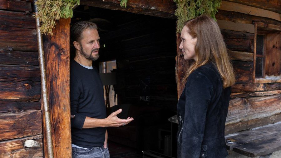 "Der Geier - Die Tote mit dem falschen Leben": Die Kommissarin Franziska Conte (Julia Koch) besucht Lukas Geier (Philipp Hochmair), um ihn zu einem Mordfall zu befragen. (eyn/spot)