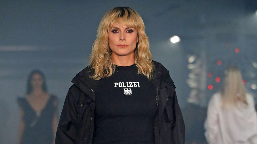 Heidi Klum mit Pony und Polizei-Shirt in Paris. (mia/spot)