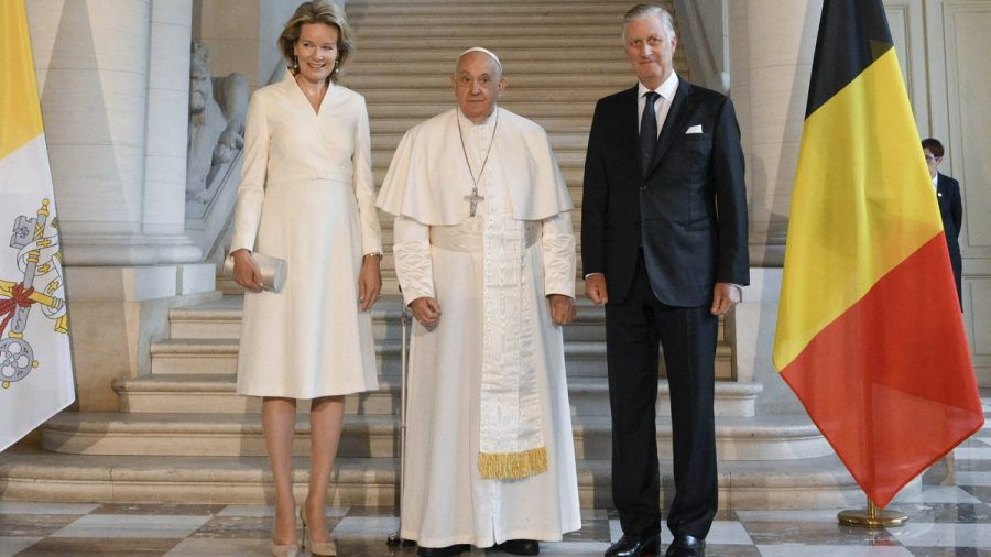 Philippe und Mathilde, der König und die Königin von Belgien, mit dem Papst in ihrer Mitte. (hub/spot)