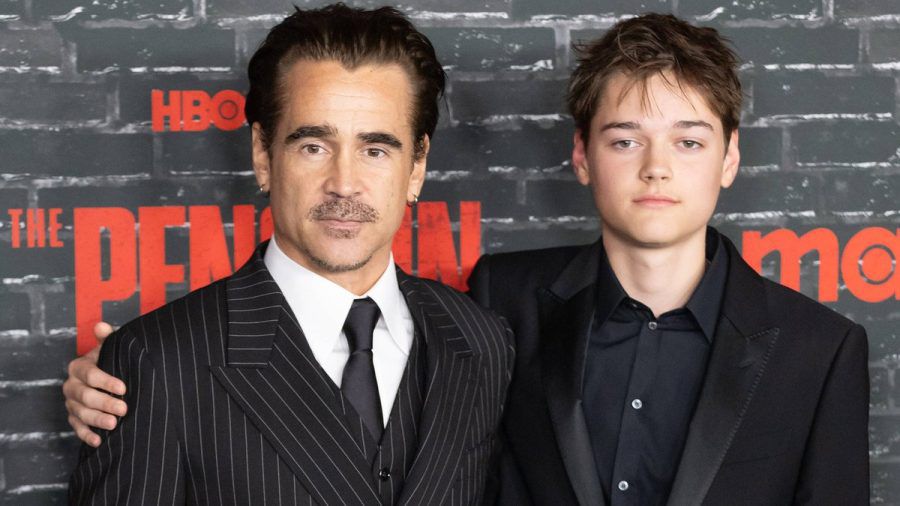 Colin Farrell ist mit seinem jüngeren Sohn Henry zur Premiere von "The Penguin" erscheinen. Sein älterer Sohn James blieb dem Event fern. (paf/spot)