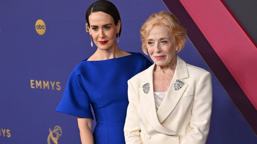 Sarah Paulson und Holland Taylor (r.) bei der Emmy-Verleihung auf dem roten Teppich. (mia/spot)