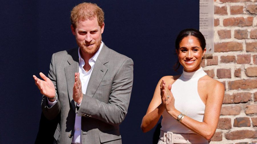 Prinz Harry und Herzogin Meghan haben sich 2020 vom Königshaus abgewandt und leben mit ihren zwei Kindern in den USA. Doch auch von dort aus sorgen sie immer wieder für Wirbel in Großbritannien. (ae/spot)