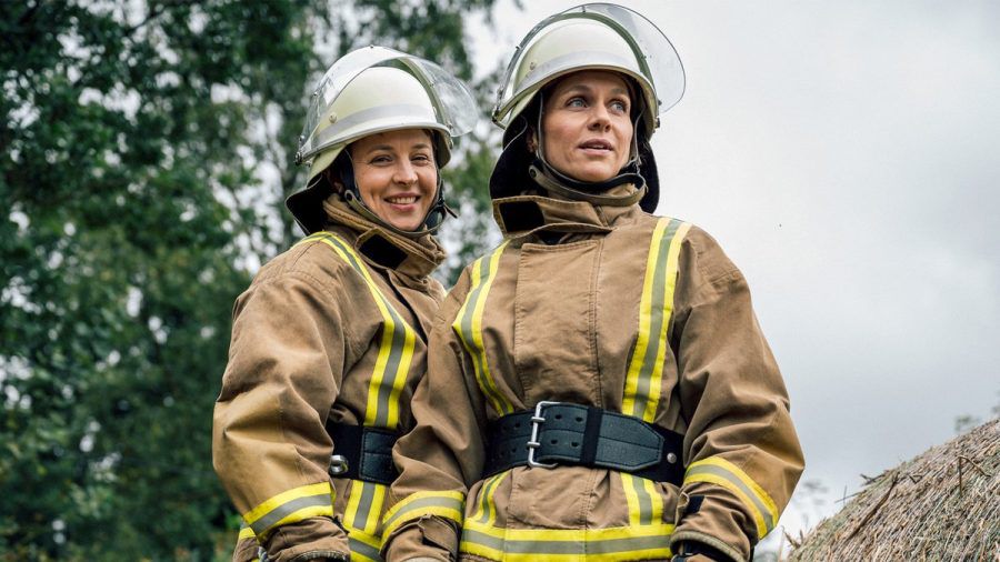 "Feuerwehrfrauen: Phönix aus der Asche": Die Feuerwehrfrauen Meike Honnich (Katja Danowski, l.) und Anja Schmitz (Nadja Becker) sind bereit für den Einsatz. (hub/spot)