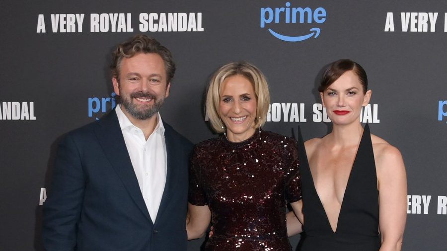 Michael Sheen Seite an Seite mit Journalistin Emily Maitlis (Mitte) und deren Darstellerin Ruth Wilson beim Screening von "A Very Royal Scandal" in London. (the/spot)