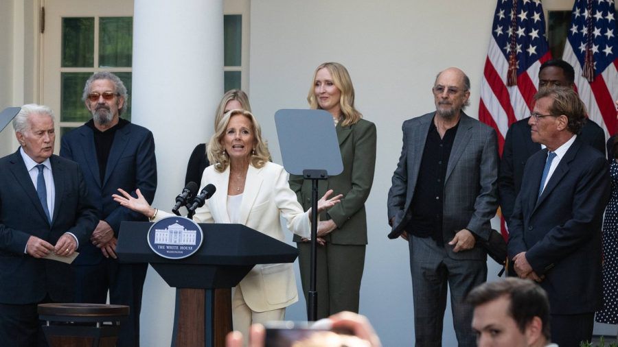 Martin Sheen (ganz links), Jill Biden und Aaron Sorkin (am Rand rechts) bei einem Event zum Jubiläum von "The West Wing" im Weißen Haus. (lau/spot)