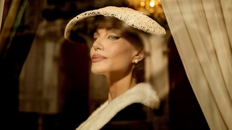 Angelina Jolie wird in "Maria" zu Opernlegende Maria Callas. (ncz/spot)