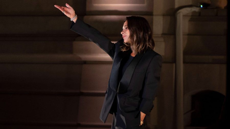 Victoria Beckham zeigte sich bei ihrer Show im schlichten Anzug in Schwarz. (jom/spot)