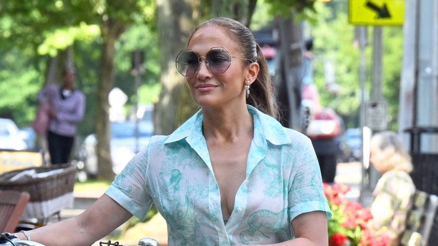 Auf einem der veröffentlichten Sommer-Fotos trägt Jennifer Lopez dieses Kleid. (ili/spot)