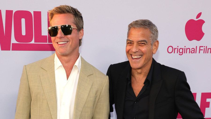 Brad Pitt (l.) und George Clooney liefen am 18. September zusammen über den roten Teppich im TCL Chinese Theatre in Los Angeles. (ae/spot)