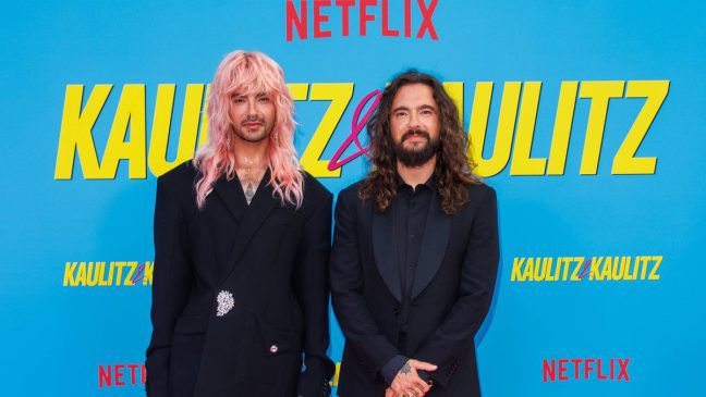 Bill (li.) und Tom Kaulitz bei der Premiere von "Kaulitz & Kaulitz" in Berlin. (jom/spot)