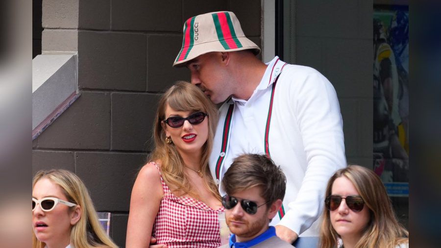 US-Star Taylor Swift und NFL-Profi Travis Kelce turteln bei dem Finale der US Open in New York. (ym/spot)