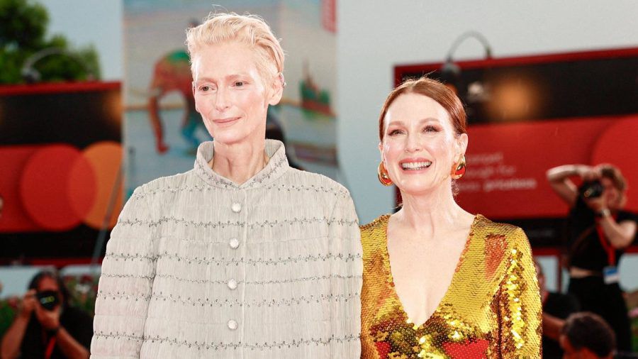 Tilda Swinton und Julianne Moore trotzten am Montagabend dem Nieselregen in der italienischen Lagunenstadt. (ae/spot)