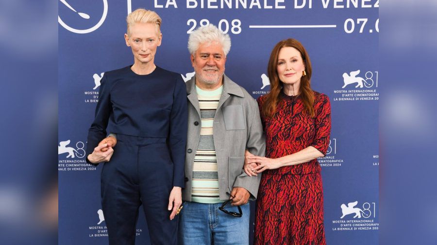 Julianne Moore (r.), Pedro Almodóvar und Tilda Swinton verzaubern am Lido. (stk/spot)