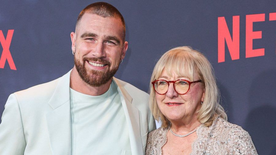 Eingespieltes Team: Travis Kelce und seine Mutter Donna. Sie begleitet ihn häufig zu Veranstaltungen und fiebert im Publikum bei seinen Spielen mit. (ae/spot)