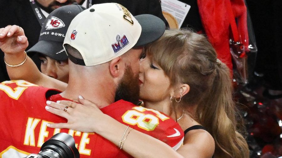 Taylor Swift, wie sie Travis Kelce zum Super-Bowl-Gewinn gratuliert. (hub/spot)