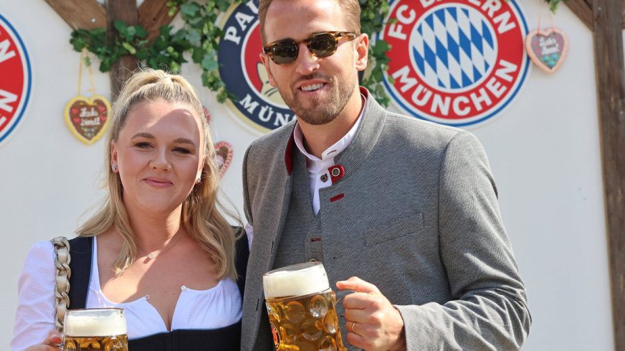 Harry Kane und Katie Goodland auf dem Münchner Oktoberfest 2024. (lau/spot)