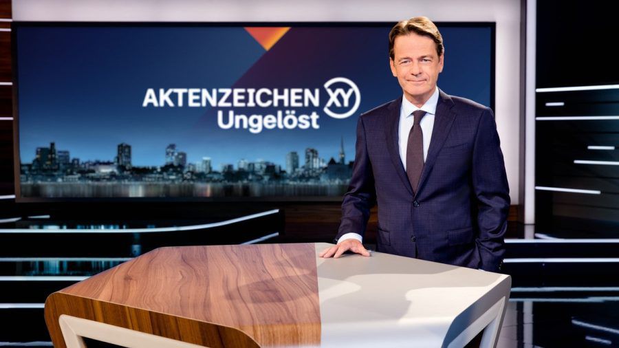 Moderator Rudi Cerne zeigt bei "Aktenzeichen XY... Ungelöst" am 11. September ein Video des gesuchten RAF-Terroristen Burkhardt Garweg. (eyn/spot)