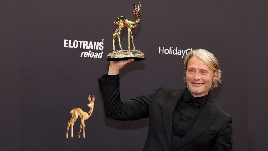 Schauspielstar Mads Mikkelsen wurde 2023 mit einem Bambi ausgezeichnet. (dr/spot)