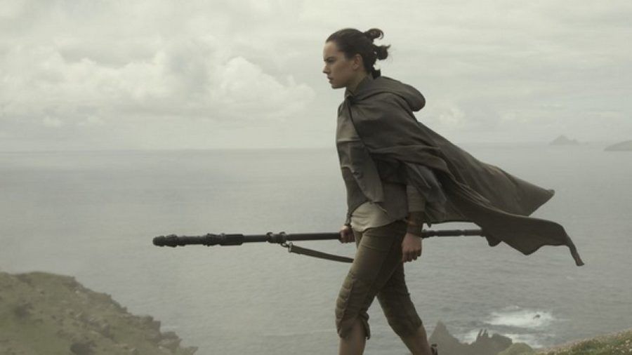 "Star Wars: Die letzten Jedi": Rey (Daisy Ridley) will den resignierten Luke Skywalker aus seinem selbst gewählten Exil holen. (cg/spot)