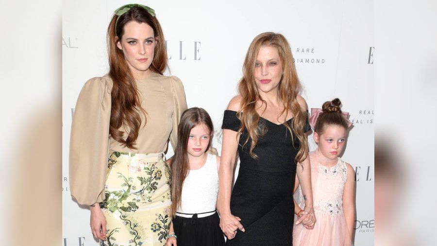 Lisa Marie Presley bei einem Event in Beverly Hills mit ihren Töchtern Riley Keough und den Zwillingen Finley und Harper im Oktober 2017. (the/spot)