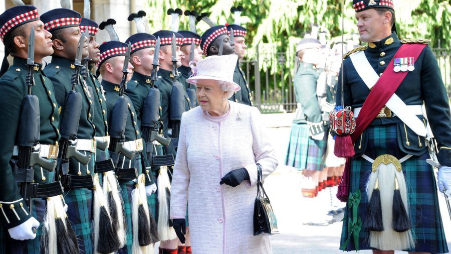 So startete Queen Elizabeth II. stets ihre Sommerferien - mit einem Gruß an ihre Wachmannschaft vor Schloss Balmoral. (hub/spot)