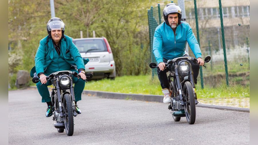 Bleifuß vor dem E-Bike-Deal: Ralf Dümmel und Nils Glagau (r.). (jök/spot)