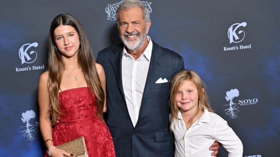 Mel Gibson mit seinen Kindern bei der "Monster Summer"-Premiere. (hub/spot)