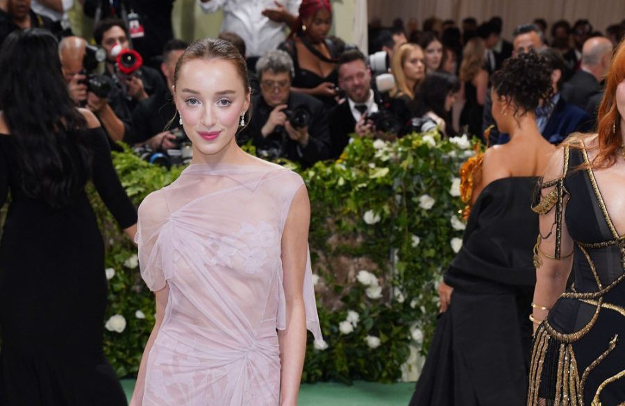 Phoebe Dynevor - Met Gala 2024 - Kristin Callahan/Everett Collection BangShowbiz