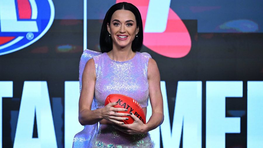 Katy Perry mit Football und Glitzeroutfit. (hub/spot)