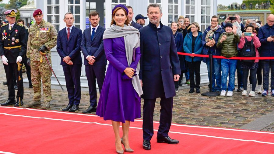 König Frederik und Königin Mary bei der Begrüßung des isländischen Präsidenten in Kopenhagen. (ili/spot)