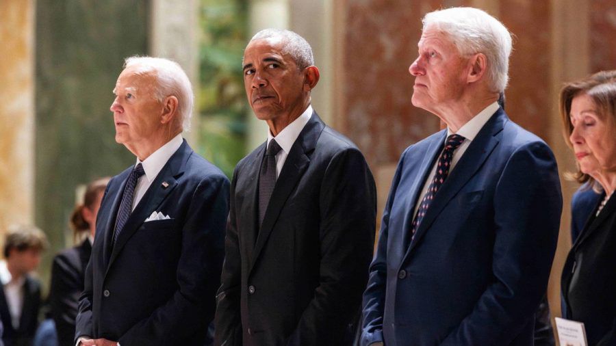 Joe Biden neben Barack Obama und Bill Clinton (v.l.n.r.) während einer Trauerfeier für Ethel Kennedy. (wue/spot)