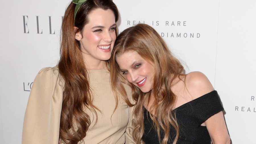 Riley Keough (l.) und ihre Mutter Lisa Marie Presley bei einem Auftritt im Jahr 2017. (lau/spot)