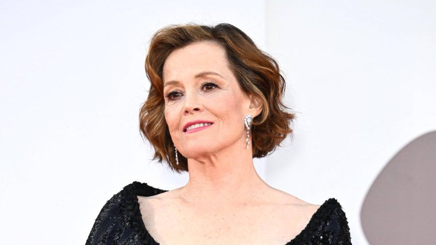 Buchstäblich eine Grande Dame: Sigourney Weaver feiert ihren 75. Geburtstag. (stk/spot)