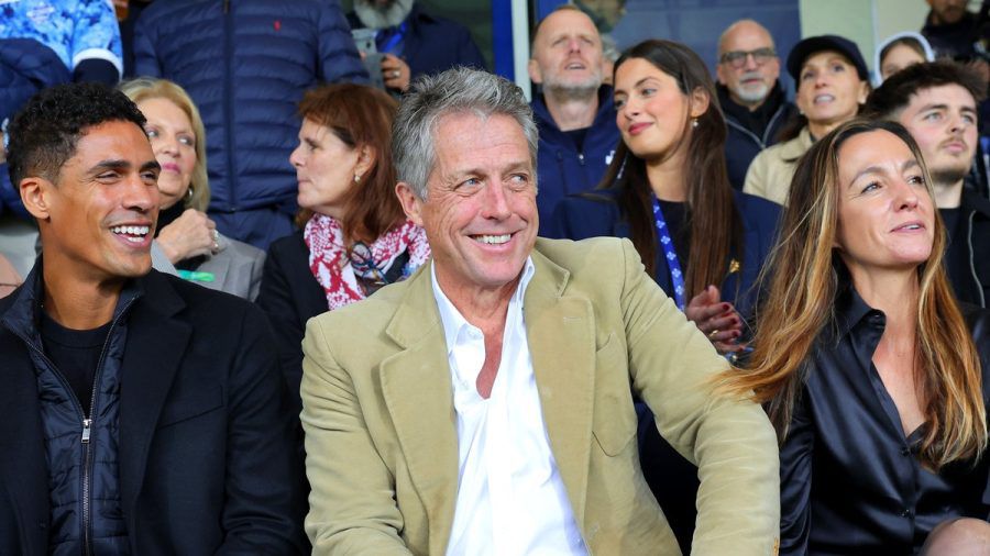 Hugh Grant und seine Ehefrau Anna Eberstein fieberten am Wochenende beim Spiel des italienischen Fußballligisten Como 1907 mit. (the/spot)