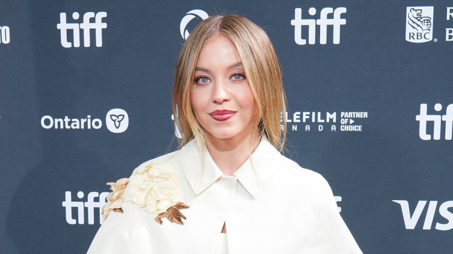 Ihre blonden Haare gab Sydney Sweeney für das Biopic auf. (paf/spot)