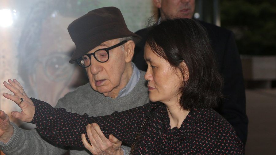 Woody Allen und Soon-Yi Previn bei ihrem Broadway-Besuch. (ae/spot)