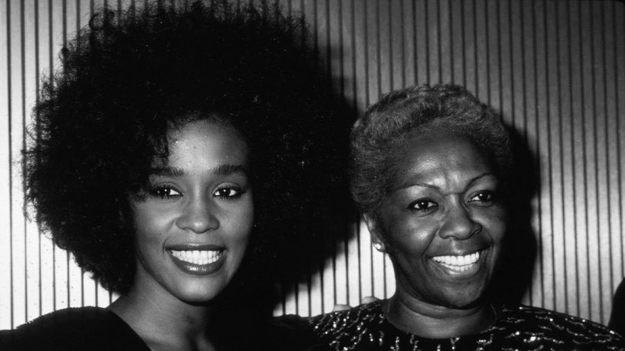 Whitney Houston (l.) und ihre Mutter Cissy. (dr/spot)