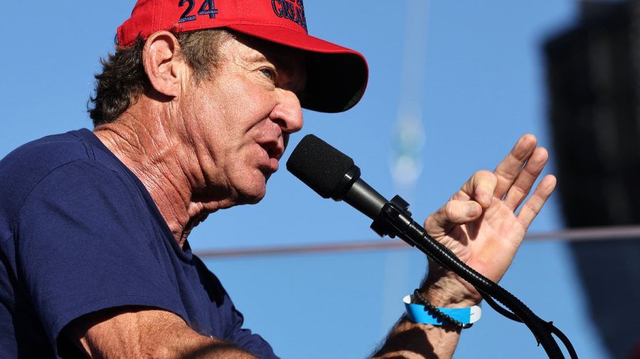 Schauspiel-Star Dennis Quaid trat mit roter Trump-Schirmmütze in Kalifornien ans Rednerpult. (lau/spot)