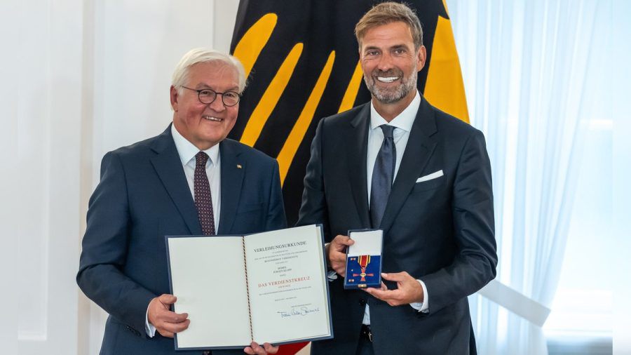 Bundesverdienstkreuz in Berlin: Jürgen Klopp mit Frank-Walter Steinmeier im Schloss Bellevue bei der Verleihung. (the/spot)