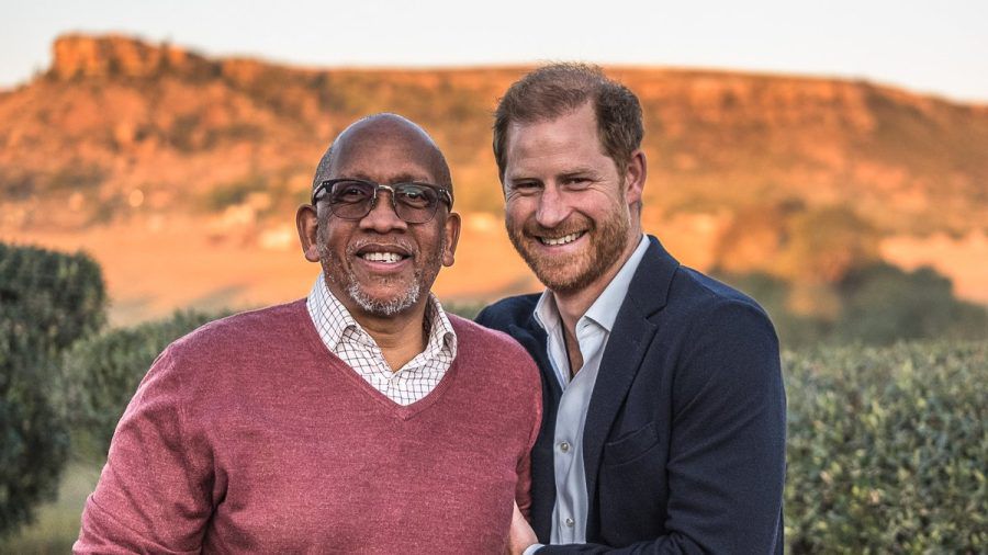 Wiedersehen mit einem alten Bekannten: Prinz Harry freut sich sichtlich, wieder auf Prinz Seeiso von Lesotho zu treffen. (ae/spot)