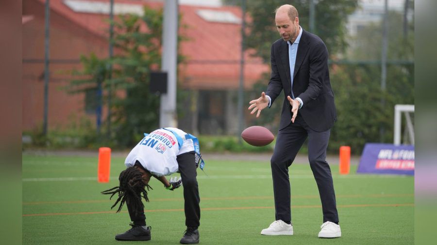 Prinz William trainierte im Anzug und mit Sneakern in London Football. (dr/spot)