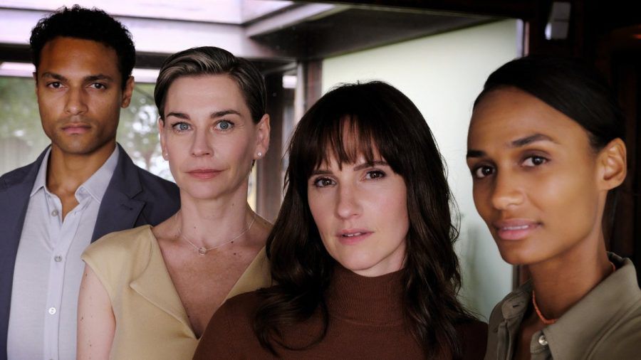 "Concordia - Tödliche Utopie" (v.l.): Noah Ericksen (Steven Sowah), Juliane Ericksen (Christiane Paul), Thea Ryan (Ruth Bradley) und Isabelle Larsson (Nanna Blondell) müssen den Mord an einem Einwohner Concordias aufklären. (sv/spot)